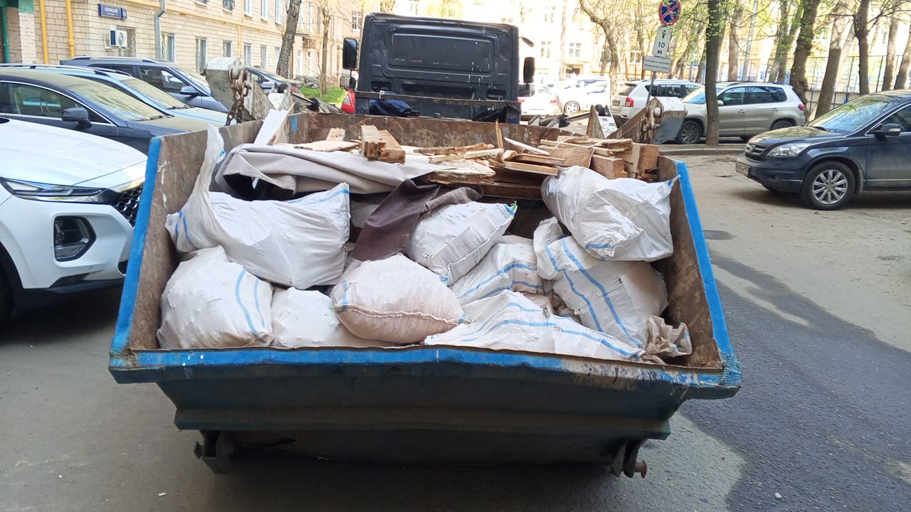 Вывоз мусора из магазина в Кохме в октябре