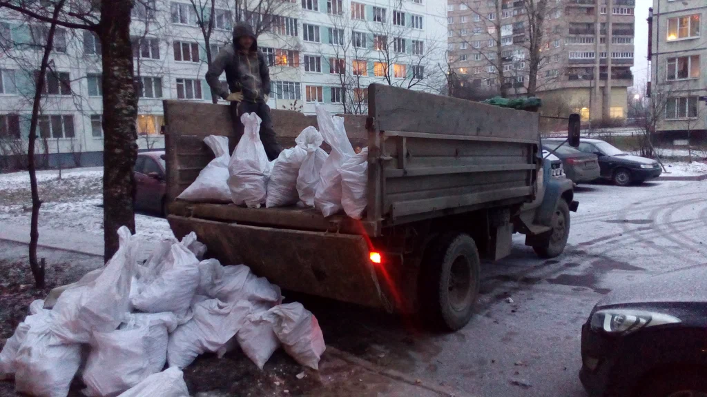 Вывоз мусора в мешках в Кохме в октябре