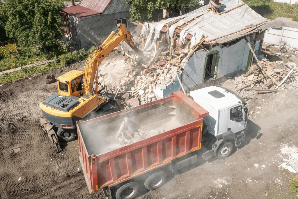 Вывоз мусора после сноса зданий с выездом в Кохме в октябре