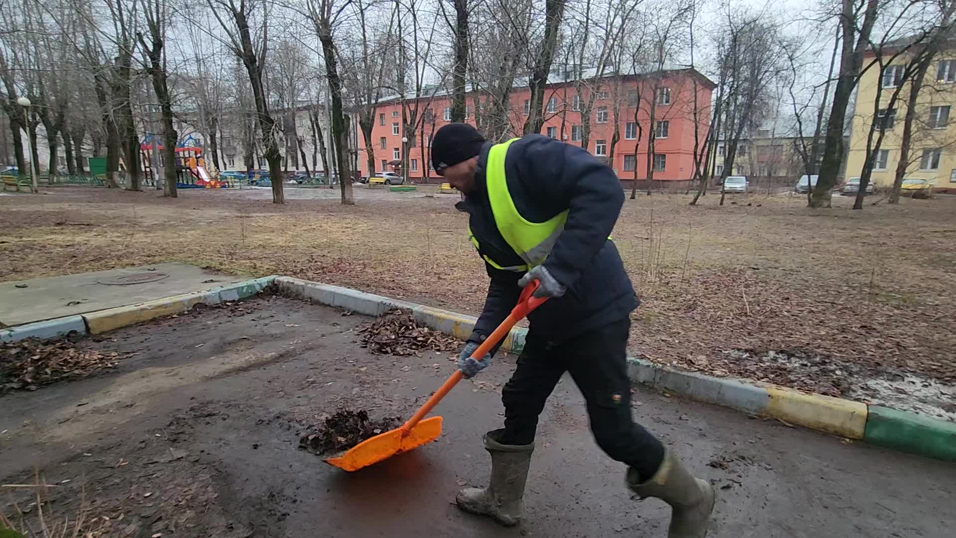Уборка территорий в Кохме в октябре
