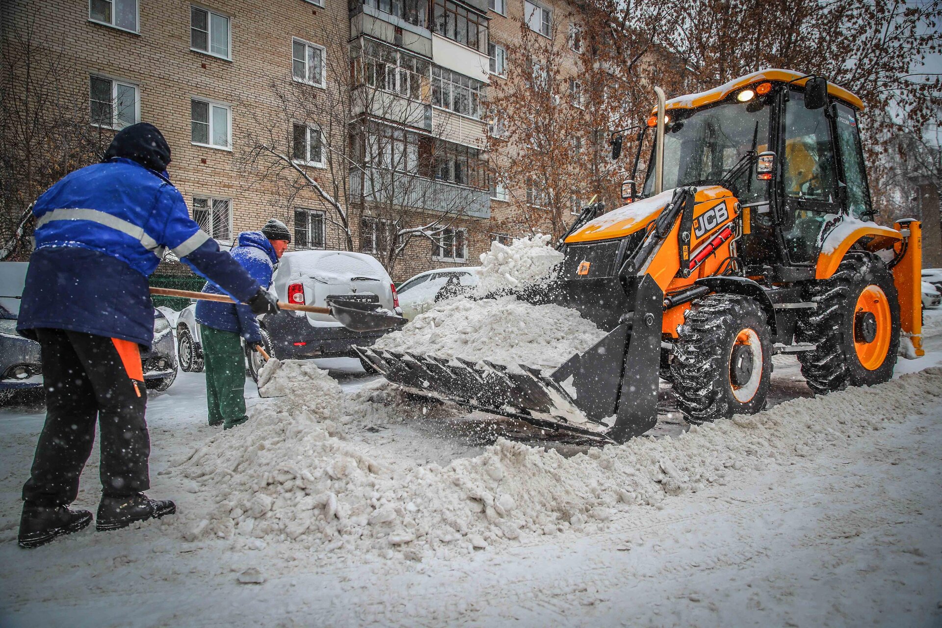 Очистка дворов от снега и наледи в Кохме — уборка снега, трактор и ручная, цены от 519 руб. | ПроМусор