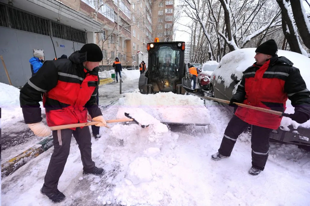 Очистка дворов от снега с гарантией результата в Кохме в октябре
